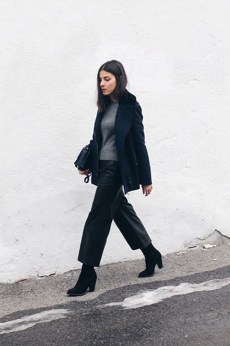 From 2015...13 Ways to Wear Cropped Pants This Winter and Not Freeze Crop Pants With Ankle Boots, Cropped Pants Winter, Cropped Pants Outfit, How To Wear Culottes, Lederhosen Outfit, Winter Pants Outfit, Street Wear Outfits, True Winter, Black Cropped Pants