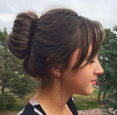 cute bun with bangs. Bangs And Updo, Bun With Curtain Bangs, Low Bun With Bangs, Dr Hairstyles, Bride Bun, Bun With Bangs, Cute Bun Hairstyles, Cute Messy Buns, Cute Bun