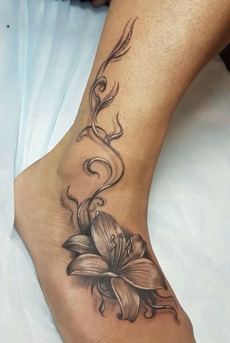 Cute Foot Tattoos, Lillies Tattoo, Ankle Tattoos For Women, Anklet Tattoos, Foot Tattoos For Women, Tattoos For Women Flowers, Dope Tattoos For Women, Lily Tattoo, Tattoo Feminina