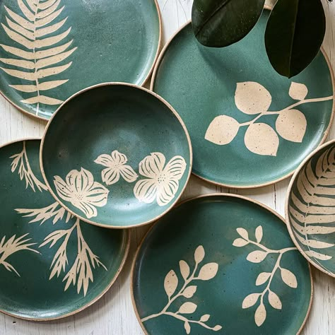 Plates Forest, Forest Green Background, Pasta Plate, Stoneware Plates, Cake Platter, Pottery Painting Designs, Pottery Crafts, Diy Pottery, Ceramics Pottery Art