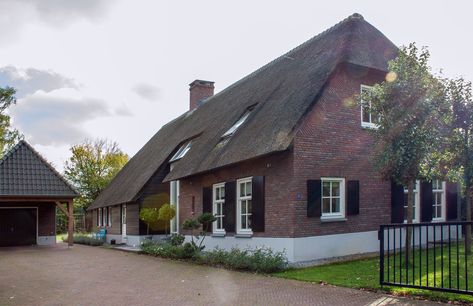 Initially, this lot was meant for agricultural purposes only. Later on, the zoning plan was changed and the couple were able to start building their home. However, the design had to follow a set of rules, like having a thatched roof. Dutch Style House, Traditional Dutch House Interior, Dutch Houses Interior, Cape Dutch Farmhouse, Dutch Houses Illustration, Dutch Architecture Traditional, Farmhouse Apartment, Dutch Farms, Dutch House