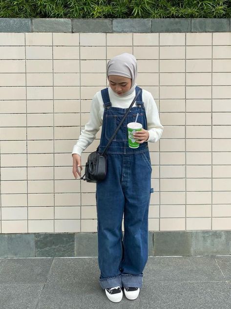 Ootd Overall, Outfit Overall Hijab, Overall Hijab, Jumpsuit Hijab, Outfit Overall, Overalls Outfit, Muslim Outfits Casual, Muslim Outfits, Outfit Hijab