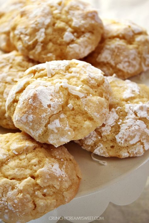 Coconut Crinkle Cookies – easy one-bowl cookies with lots of coconut flavor thanks to the extract and shredded coconut! Shredded Coconut Recipes, Chocolate Fudge Crinkle Cookies, Crinkles Recipe, Coconut Recipe, Crackle Cookies, Coconut Cookies Recipes, Crinkle Cookies Recipe, Baked Desserts, Recipe Cookies