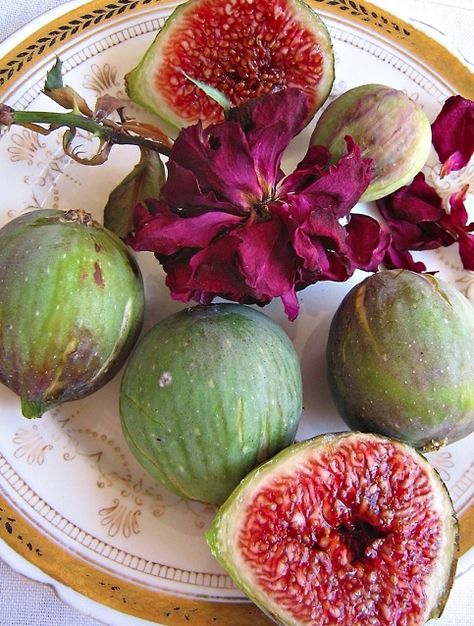 Fresh Figs, Exotic Fruit, Fig Tree, Fruit And Veg, Beautiful Food, Fruits And Veggies, Bon Appetit, Food Styling, Food Photo