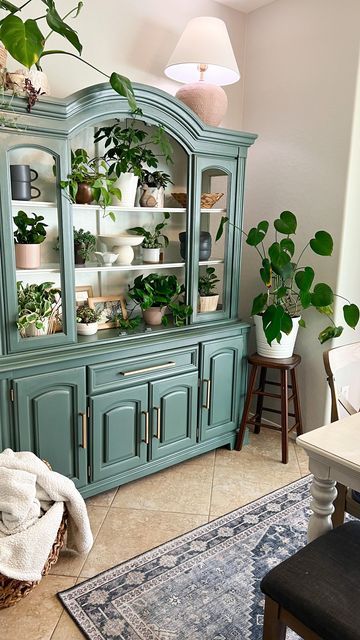 Upcycling Old Furniture, Cabinet Decorating Ideas Living Room, Old Furniture Makeovers Paint, Colored Cabinet, China Buffet Decor Ideas, Old To New Furniture, China Cabinet Plant Display, Two Hutches In Dining Room, Diy Old Furniture