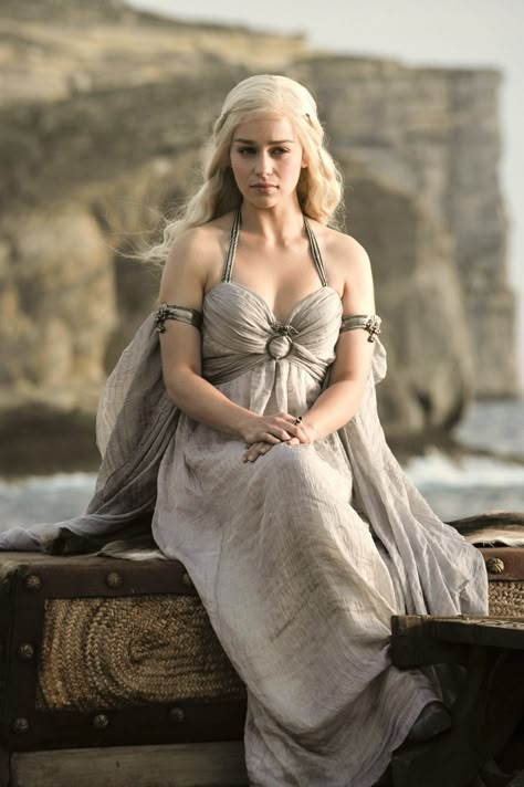 Daenerys Targaryen Hair, Daenerys Targaryen Outfits, Daenerys Hair, Emilie Clarke, Daenerys Targaryen Dress, Daenerys Targaryen Costume, Targaryen Hair, Daenerys Targaryen Cosplay, Emilia Clarke Daenerys Targaryen