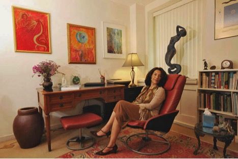 Maria Taveras in her psychotherapy office. Photograph by Sebastian Zimmerman, author of the book Fifty Shrinks. Therapist Aesthetic Career, Psychoanalyst Office, Clinical Psychologist Aesthetic, Aesthetic Psychologist, Psychotherapist Aesthetic, Therapy Session Aesthetic, Therapist Office Aesthetic, Social Worker Aesthetic, Psychologist Aesthetic