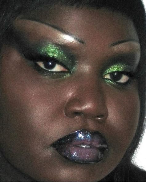 Green Goth Makeup, Indie Sleaze Makeup, Goth Makeup Aesthetic, Starting Makeup, Grungy Makeup Look, Marley Aesthetic, Makeup Looks Pretty, Grungy Makeup, Fringe Skirt Outfit