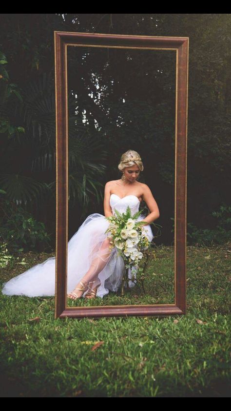 Vintage lifesize frame Wedding Photos With Parents, Ideas For Wedding Photos, Hay Bale Wedding, Marriage Pictures, Pics Poses, Fair Wedding, Marco Vintage, Wedding Maids, Red And White Weddings