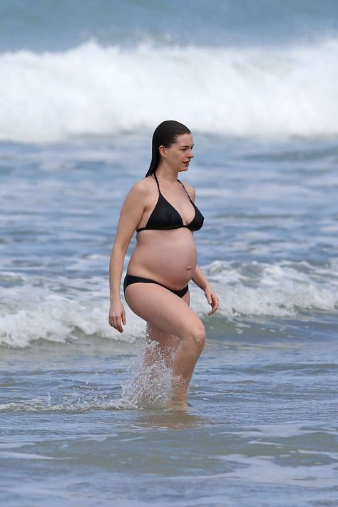 Anne Hathaway Anne Hathaway Blonde, Taxi Driver Movie, Pregnant Actress, Heavily Pregnant, Anne Hathaway Catwoman, Pretty Pregnant, Pregnant Celebrities, View Pictures, Anne Hathaway