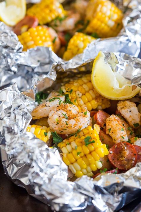 These low country boil foil packets are a breeze to make and packed full of… Low Country Boil Foil Packets, Seafood Boil In Oven, Oven Foil Packets, Low Country Boil Recipe, Shrimp Boil Foil, Foil Packet Dinners, Country Boil, Foil Dinners, Low Country Boil