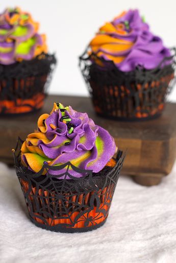 Halloween Swirled Cupcakes - Easy and adorable multicolored cupcakes and frosting. The kids will love 'em Hollowed Cupcakes, Multicolored Cupcakes, Fun Halloween Desserts, Menu Halloween, Deco Cupcake, Halloween Food Cupcakes, Boo Bash, Dessert Halloween, Cupcakes Easy