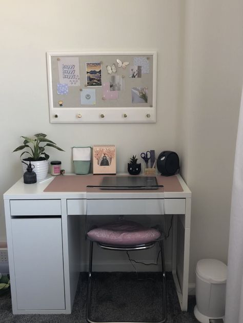 Small Desk Area In Bedroom, Preppy Desks, Plain Desk, Preppy Desk, Desks Ideas, Small Desk Area, Small Room Desk, Pretty Desk