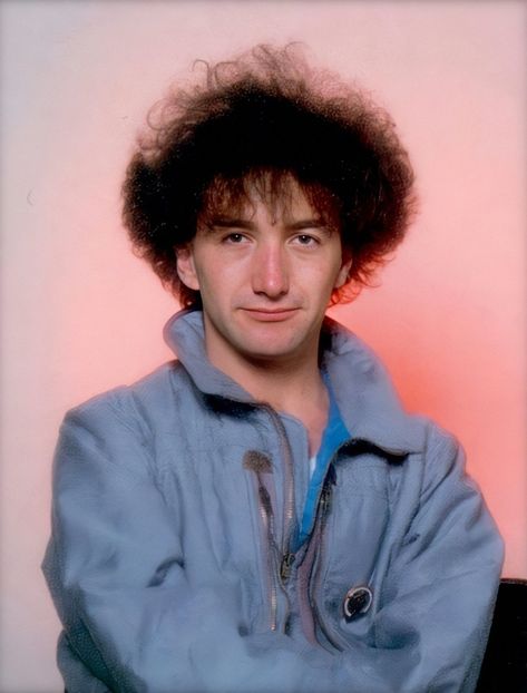 John Deacon 70s, Disco Deaky, Richard Deacon, Borhap Cast, 80s Hair, 70s Aesthetic, John Richard, John Deacon, Queen Band