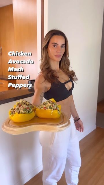 Chicken Avocado Mash Stuffed Peppers, Senada Greca Recipes, Avocado Mash, Chicken Shredded, Dinner Favorites, Fitness Meals, Quick Healthy Lunch, Healthy Lunch Snacks, Healthy Protein Snacks