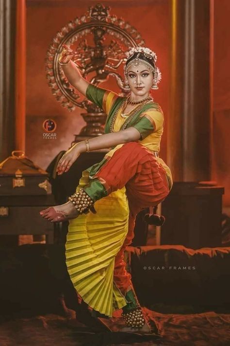 Bharthanatyam Poses Drawing, Classic Dance Photography, Baratha Natyam Photography, Bharatham Poses, Natraj Painting, Bharathanatyam Photography, Bharatnatyam Aesthetic, Bharatnatyam Poses, Bharathanatyam Dance