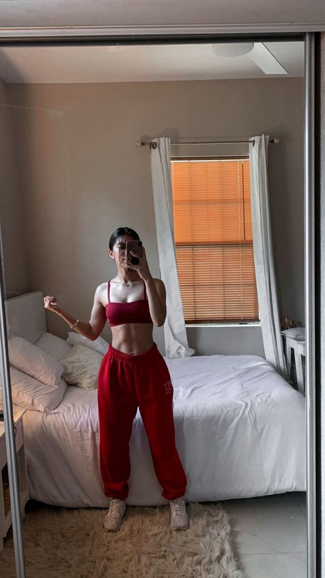 Hippie Gym Outfit, Red Fitness Aesthetic, Fall Gym Outfit, Red Workout Outfit, Red Gym Outfit, Gym Aesthetic Outfits, Gym Baddie, Fitness Pictures, Muscle Mommy