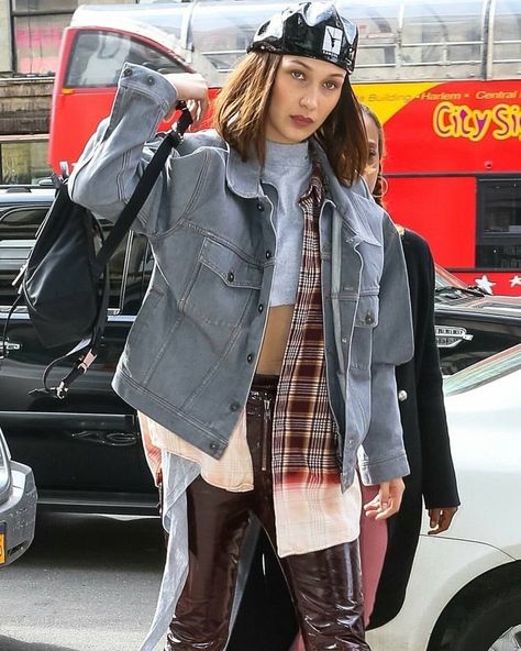 Bella Hadid Streetwear, Hailey Rhode Baldwin, Sneakers Hypebeast, Bella Hadid Street Style, Highsnobiety Fashion, Bella Hadid Outfits, Urban Aesthetic, Bella Hadid Style, Glam Look