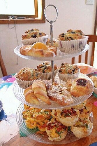 High Tea Brunch, High Tea Food, Afternoon Tea Recipes, Ideas Cumpleaños, High Tea Party, Tea Rooms, Tea Party Food, Afternoon Tea Parties, Tea Sandwiches