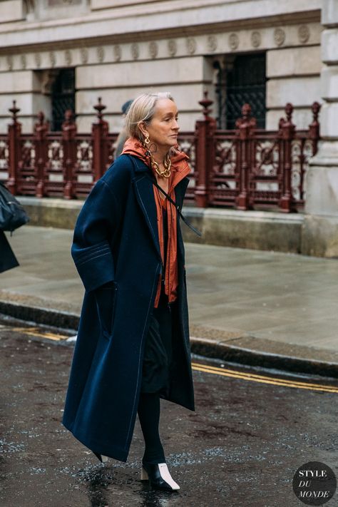 London Fall 2020 Street Style: Lucinda Chambers - STYLE DU MONDE | Street Style Street Fashion Photos Lucinda Chambers Lucinda Chambers, 2020 Street Style, London Fall, Reportage Photography, Fallen London, Advanced Style, Ageless Style, Layered Fashion, Street Style Trends