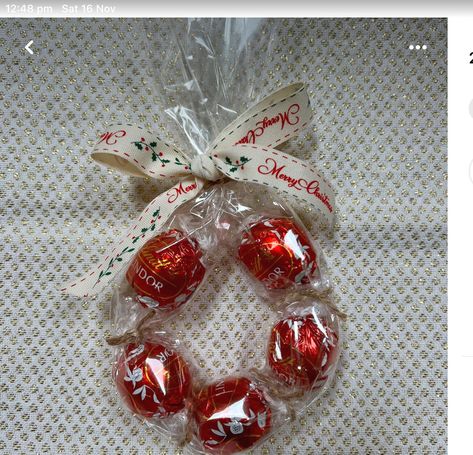 Homemade Christmas Ornaments As Gifts, Mini Gifts Christmas, Lindt Ball Wreath, Candy Wreaths For Christmas, Stockings Gifts Ideas, Work Xmas Gifts, Christmas Table Favors Treats, Lindt Chocolate Ball Wreath, Christmas Work Treats