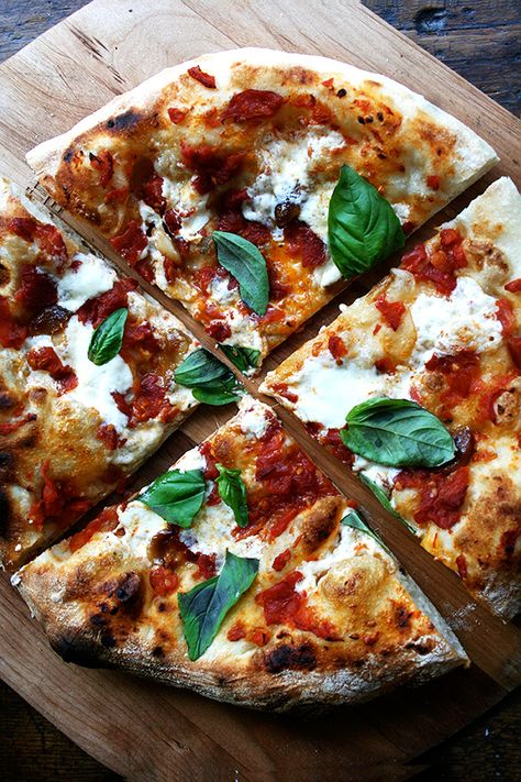 Pizza With Burrata, Roasted Tomato And Garlic, Gourmet Pizza Recipes, Burrata Pizza, Neapolitanische Pizza, Pizza Lasagna, Garlic Pizza, Pizza Baking, Oven Roasted Tomatoes