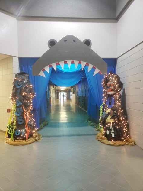 Finding Nemo hallway decorations school Beach Theme Hallway School, Deep Sea Halloween Decorations, Ocean Themed Hallway, Summer Hallway Decorations School, Ocean Hallway Decorations, Cabana Decorating Ideas, Finding Nemo Set Design, Finding Nemo Jr Set Design, Under The Sea Hallway