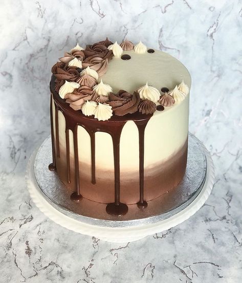 Half Drip Cake, White And Brown Birthday Cake, Shades Of Brown Cake Ideas, Brown Cake Decoration, Drip Cake Birthday, Brown And Gold Cake, Brown Cake Ideas, Brown And White Cake Design, Simple Cake Designs With Chocolate