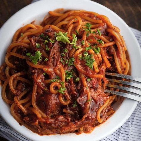 Barbecue Spaghetti - Gastro Obscura Barbecue Spaghetti Recipe, Barbecue Spaghetti, Bbq Spaghetti, How To Make Barbecue, Smoked Pulled Pork, Soul Food Dinner, Barbecue Pork, Pulled Pork Recipes, Pasta Casserole