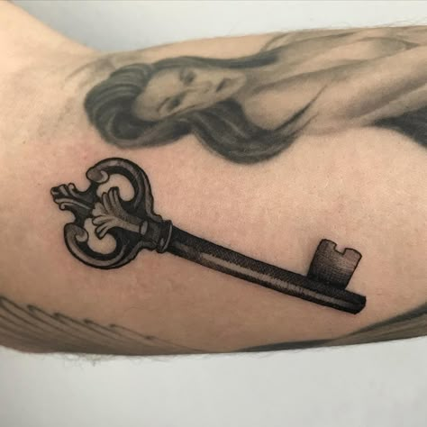 Key Tattoo Traditional, Traditional Tattoo Key, Old Key Tattoo, Key Tattoo Ideas, Eddie Tattoo, Leg Tattoo Sleeve, Lock And Key Tattoos, Skeleton Key Tattoo, Lock Tattoo