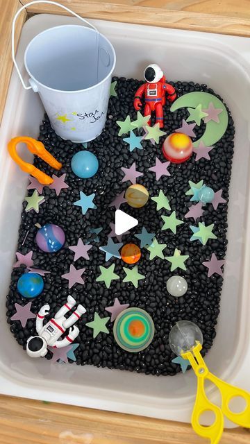 Sarah Nagengast on Instagram: "space sensory bin 🌠🚀✨ #sensorybin #teachersofinstagram #homeschool #kidsactivities #toddleractivities #toddlergame #kidstoys #toddlertoys #babytoys #momsofinstagram #motherhood #stayathomemom #homeschool" First Day Of School Sensory Bin, Sensory Bin Ideas For Preschool, Kindergarten Sensory Bins, Easy Sensory Bins, Diy Sensory Bin, Space Sensory Bin, Kid Friendly Yoga, Rainbow Preschool, Edible Sensory Play