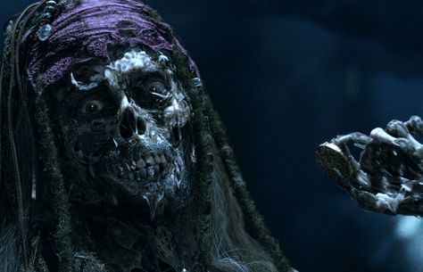 Johnny Depp Leonardo Dicaprio, Pirate Halloween Party, Skeleton Pirate, Curse Of The Black Pearl, Pearl Aesthetic, Arte Zombie, Pirate Movies, Egypt Concept Art, Kaptan Jack Sparrow