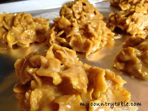 Ready for another quick and easy 10 minutes snack? Corn Flakes and peanut butter make these treats creamy, chewy and yummy!! Peanut Butter Cornflake Cookies, Peanut Butter Chews, Corn Flake, Peanut Butter Crunch, Brittle Recipes, Buttered Corn, Peanut Butter No Bake, Peanut Brittle, Peanut Butter Cookie Recipe