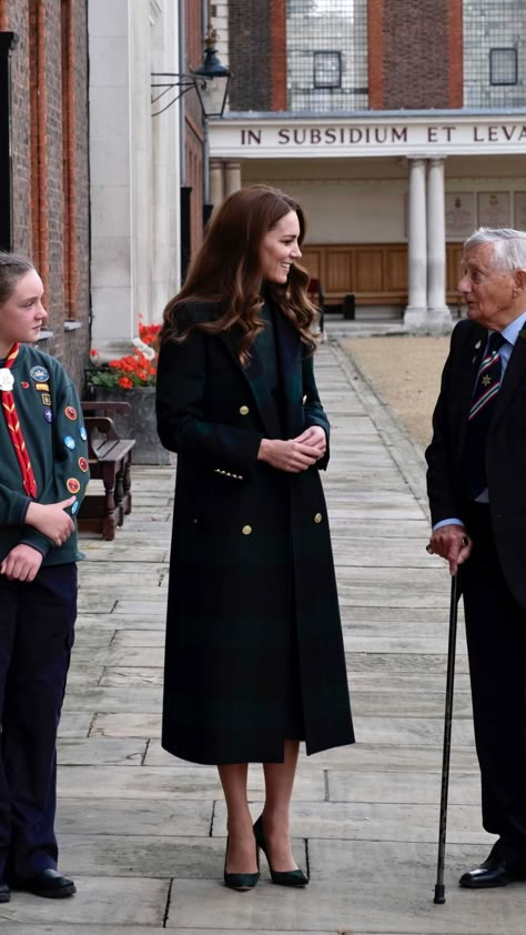 The Duchess of Cambridge wore Holland Cooper Coat with Iris & Ink skirt and sweater Royal Family Style, Kate Middleton Style Outfits, Princess Of Wales Style, Looks Kate Middleton, Royal British Legion, Holland Cooper, Princess Catherine Of Wales, Kate Middleton Pictures, Catherine Of Wales