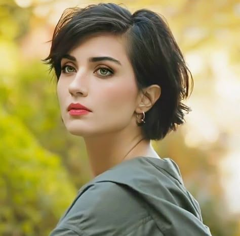 Tuba Büyüküstün is a Turkish actress. She is the recipient of several awards and one of Turkey's most popular and highest-paid actresses Short Graduated Bob, Graduated Bob Haircuts, Girls Short Haircuts, Turkish Beauty, Pixie Haircut, Hair Designs, Bobs Haircuts, Fine Hair, Short Hair Cuts