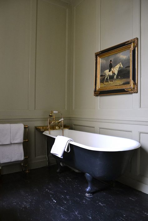 Black Bath Cast Iron Bath, Victorian Bathroom, Attic Bathroom, Interior Vintage, Bad Design, Design Hotel, Traditional Bathroom, Bath Tub, Beautiful Bathrooms