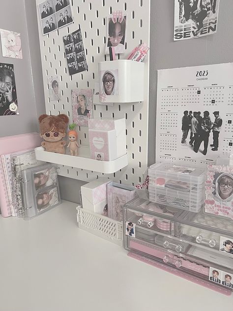 Desk Makeover Kpop, Kpop Desk Setup Aesthetic, Kpop Aesthetic Desk, Aesthetic Pegboard Kpop, Bedroom Korean, Desk Decor Aesthetic Kpop, Bedroom Preppy, Angels Figurines, Korean Apartment