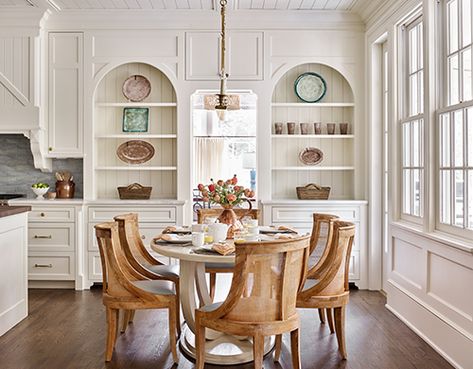 The New Age of Nostalgic Design | Sherwin-Williams Atlanta Homes Kitchen, Traditional Eat In Kitchen, Grandmillennial Kitchen, Breakfast Area Ideas, Breakfast Room Decor, Horseshoe Kitchen, Dining Room Off Kitchen, Keeping Room Off Kitchen, Kitchen With Dining Table