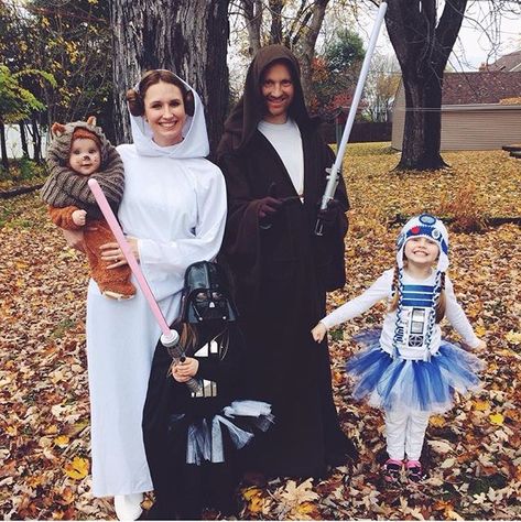 Family Star Wars Costume Diy, Ewok Family Costume, Starwars Family Halloween, Family Of 4 Star Wars Costumes, Pregnant Star Wars Costume, Family Costumes Starwars, Family Star Wars Costumes With Baby, Family Costumes Star Wars, Homemade Star Wars Costumes