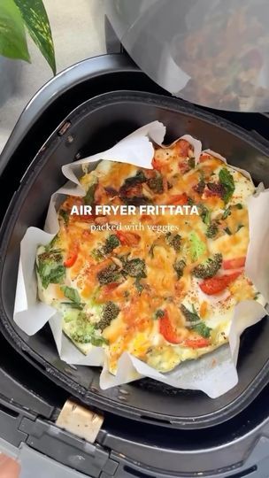 Air Fryer Egg Breakfast Recipes, Airfryer Egg Frittata, Quiche Recipes Air Fryer, Egg Recipes In Air Fryer, Air Fryer Frittata Parchment Paper, Air Fryer Egg Breakfast, Frittata In Air Fryer, Tortilla Egg Breakfast Air Fryer, Omelette In Air Fryer