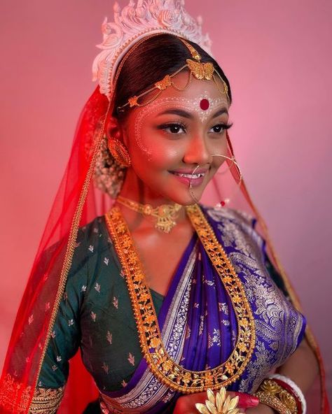 Bengali Sabeki Look, Modern Bengali Bride, Bengali Kolka Design, Bengali Jewellery, Indian Gold Necklace Designs, Indian Bride Makeup, Bridal Art, Bengali Bridal Makeup, Indian Wedding Bride