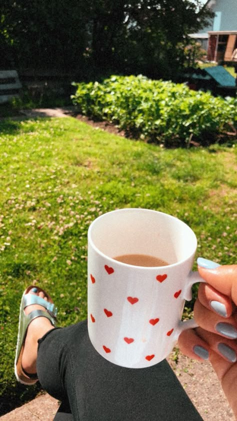 Garden Snap, Summer Birkenstock, Morning Coffee Photography, Caffe Mocha, Good Morning Coffee Gif, Fancy Flowers, Travel Pictures Poses, Coffee Photography, Mood Instagram