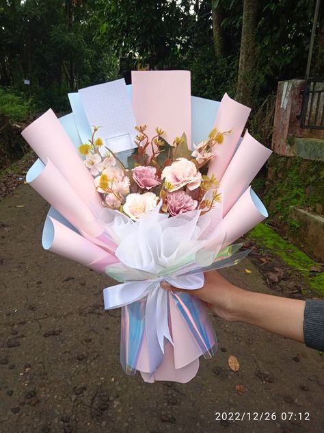 Hand Buket, Graduation Flower Bouquet, Bouquet Packaging, Food Bouquet, Bucket Ideas, Candy Bouquet Diy, Graduation Flowers, Diy Bouquet Wrap, Bouquet Tutorial