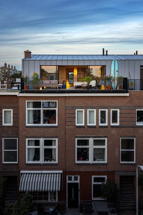 'house on a house' steel roof extension pops up in hague's brick cityscape Corten Roof, Regenerative Architecture, Desert Retreat, Rooftop Apartment, Tetra Pack, Solar Shingles, Office Tops, Zinc Roof, Brick Siding