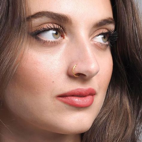 Styling nose pins with incredible Customized Jewellery sets from CieroJewels is widely famous among many women and the lovers of Indian Fashion Jewellery. Elegant Piercings, Noise Ring, Girls Black And White, Cute Nose Piercings, Big Nose Beauty, Nose Ring Jewelry, Beauty Hacks Lips, Gold Nose Ring, Piercing Septum