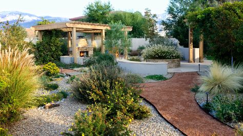 Southwestern Garden Escape | This Albuquerque backyard is a vacation in itself—complete with road trips. See 5 things that make it work Lawn Free Yard, Room Sunset, Low Water Landscaping, Modern Desert, Landscaping Inspiration, Sunset Magazine, Areas Verdes, Modern Garden Design, Beautiful Patios