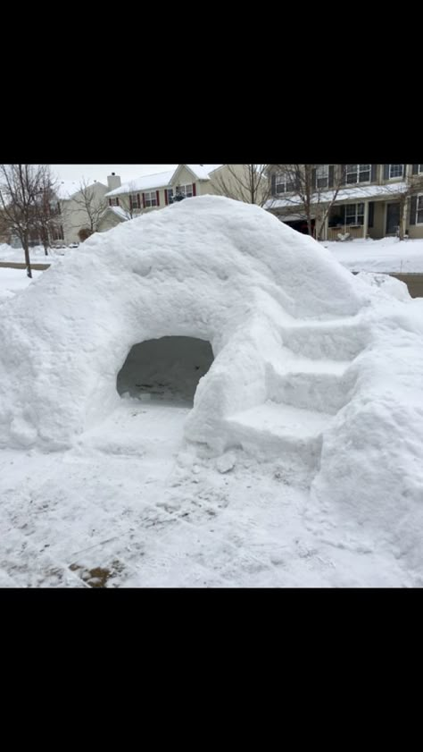 Snow fort, igloo, with slide and steps. Fits 5-10. Things To Make In The Snow, Snow Sculptures Easy Ideas, Snow Ideas Outdoor, Snow Building Ideas, Fun Things To Do In The Snow, Snow Fort Ideas, Things To Do In The Snow, Snow Builds, Snow Creations