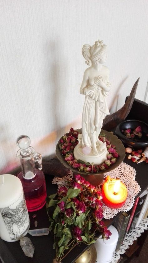 Honey Jar Spell, Sacred Space Altar, Aphrodite Aesthetic, Aphrodite Goddess, Witches Altar, Pagan Altar, Wicca Witchcraft, Baby Witch, White Magic