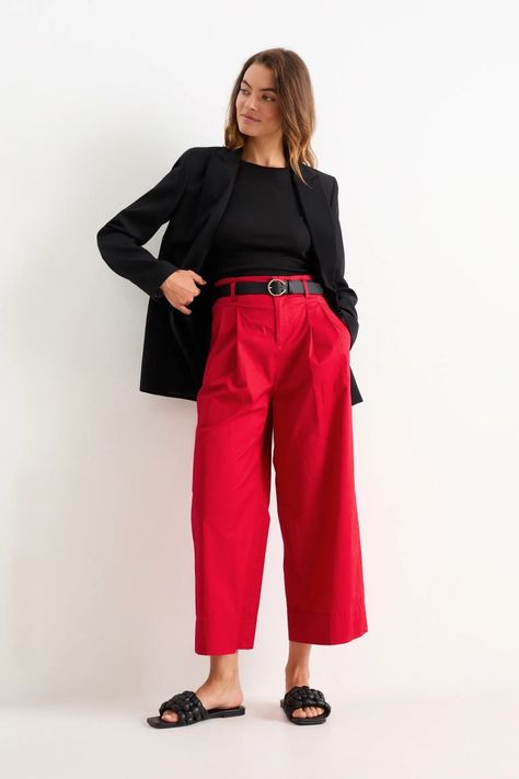 Outfit Pantalon Rojo, Wide Leg Pant Outfit, Red Pants Outfit, Causal Chic, Red Wide Leg Pants, Black Blazer Outfit, Red Jeans, Neue Outfits, Red Pants