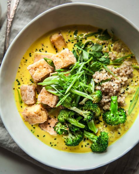 Golden coconut broth bowls are hearty and light at the same time. Served with quinoa, crispy tofu, broccoli, and herbs. Come together very simply! Tofu Broccoli, Broth Bowls, Coconut Broth, Crispy Tofu, Raw Vegetables, Tofu Recipes, How To Cook Quinoa, Broth, Quinoa